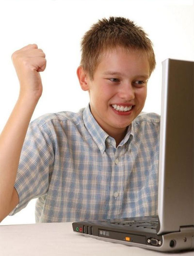 [Bild: my+favorite+is+happy+kid+on+laptop+_ac69...77bf75.jpg]